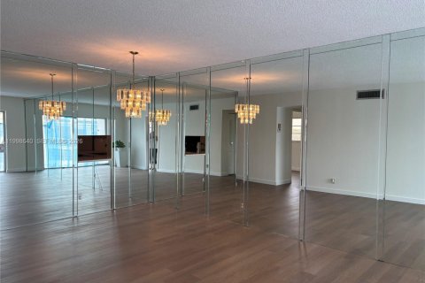 Condo in Hollywood, Florida, 2 bedrooms  № 2060886 - photo 15