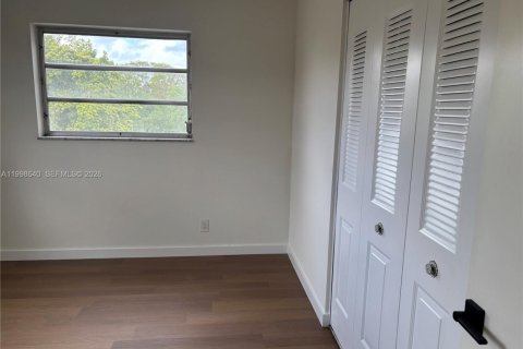 Condo in Hollywood, Florida, 2 bedrooms  № 2060886 - photo 18