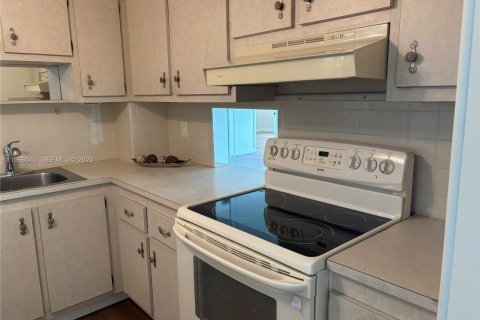 Condo in Hollywood, Florida, 2 bedrooms  № 2060886 - photo 9