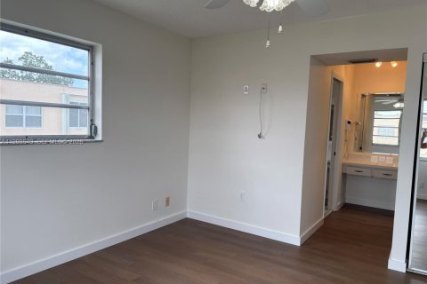 Condo in Hollywood, Florida, 2 bedrooms  № 2060886 - photo 26