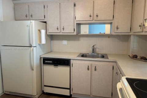 Condo in Hollywood, Florida, 2 bedrooms  № 2060886 - photo 10