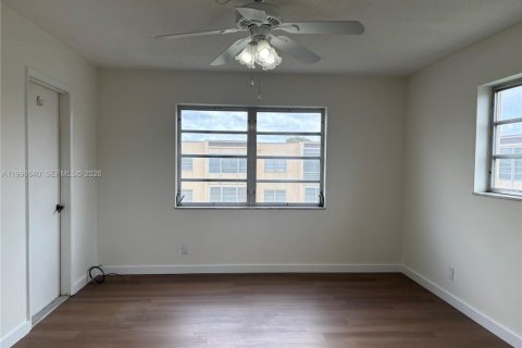 Condo in Hollywood, Florida, 2 bedrooms  № 2060886 - photo 23