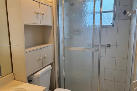 Condo in Hollywood, Florida, 2 bedrooms  № 2060886 - photo 19