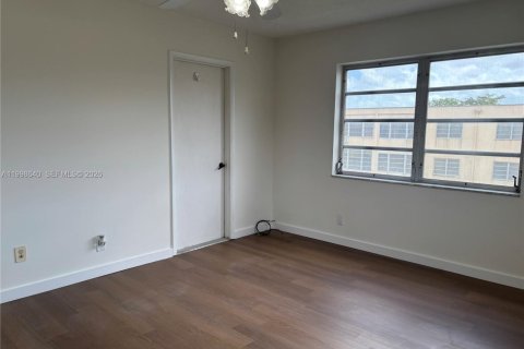 Condo in Hollywood, Florida, 2 bedrooms  № 2060886 - photo 22