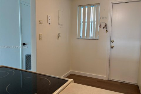 Condo in Hollywood, Florida, 2 bedrooms  № 2060886 - photo 13