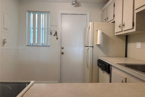 Condo in Hollywood, Florida, 2 bedrooms  № 2060886 - photo 11