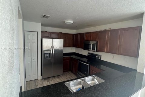 Copropriété à louer à Doral, Floride: 3 chambres, 112.13 m2 № 2383088 - photo 4