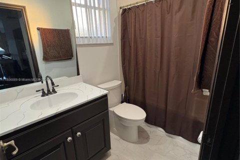 House in Miami, Florida 4 bedrooms, 241.17 sq.m. № 1739345 - photo 18