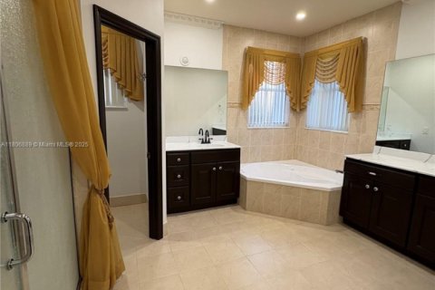 House in Miami, Florida 4 bedrooms, 241.17 sq.m. № 1739345 - photo 20