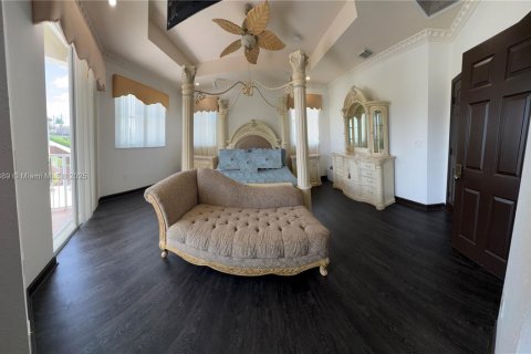 House in Miami, Florida 4 bedrooms, 241.17 sq.m. № 1739345 - photo 19