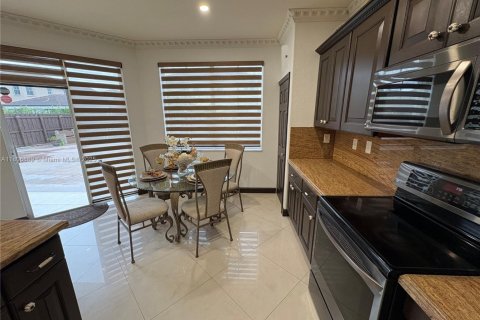 House in Miami, Florida 4 bedrooms, 241.17 sq.m. № 1739345 - photo 15
