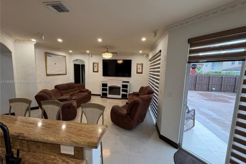 House in Miami, Florida 4 bedrooms, 241.17 sq.m. № 1739345 - photo 13