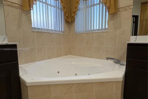 House in Miami, Florida 4 bedrooms, 241.17 sq.m. № 1739345 - photo 21