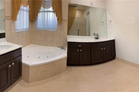 House in Miami, Florida 4 bedrooms, 241.17 sq.m. № 1739345 - photo 23