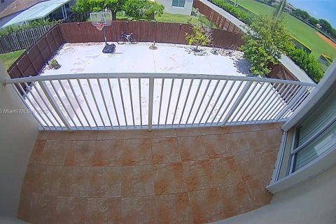 House in Miami, Florida 4 bedrooms, 241.17 sq.m. № 1739345 - photo 24