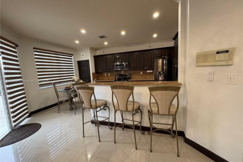 House in Miami, Florida 4 bedrooms, 241.17 sq.m. № 1739345 - photo 11