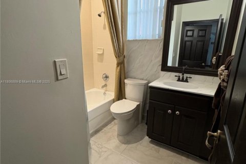 House in Miami, Florida 4 bedrooms, 241.17 sq.m. № 1739345 - photo 17
