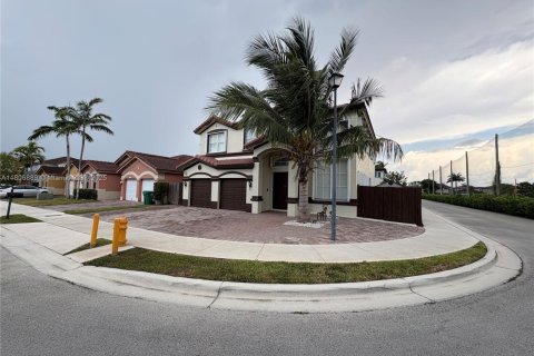 House in Miami, Florida 4 bedrooms, 241.17 sq.m. № 1739345 - photo 1