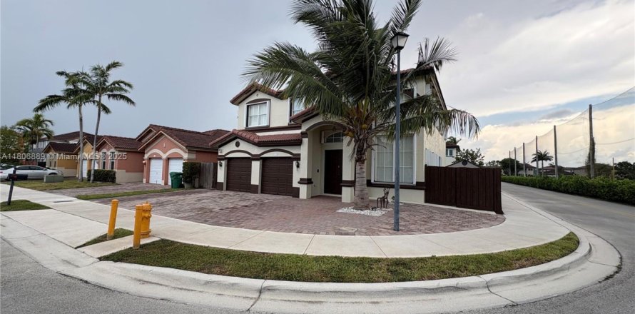 House in Miami, Florida 4 bedrooms, 241.17 sq.m. № 1739345