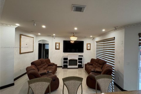 House in Miami, Florida 4 bedrooms, 241.17 sq.m. № 1739345 - photo 14