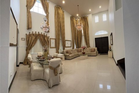 House in Miami, Florida 4 bedrooms, 241.17 sq.m. № 1739345 - photo 8
