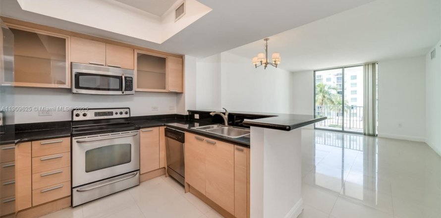 Кондоминиум с 1 спальней в Холливуд, Флорида № 1965432