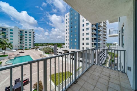 Снять в аренду кондоминиум в Холливуд, Флорида 1 спальня, 75.25м2, № 1965432 - фото 9