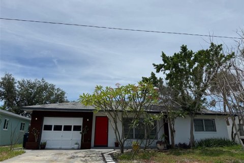 House in Saint Pete Beach, Florida 2 bedrooms, 112.78 sq.m. № 1844278 - photo 1