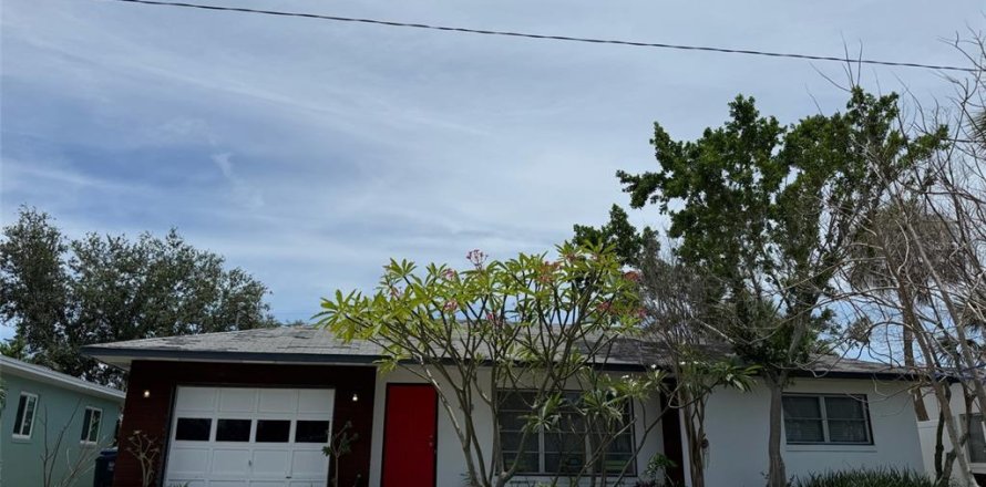 House in Saint Pete Beach, Florida 2 bedrooms, 112.78 sq.m. № 1844278