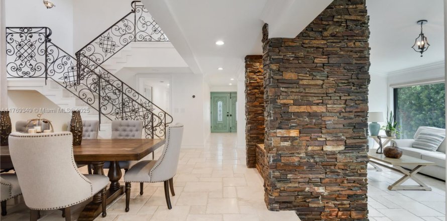 House in Miami Beach, Florida 4 bedrooms, 275.92 sq.m. № 1897056