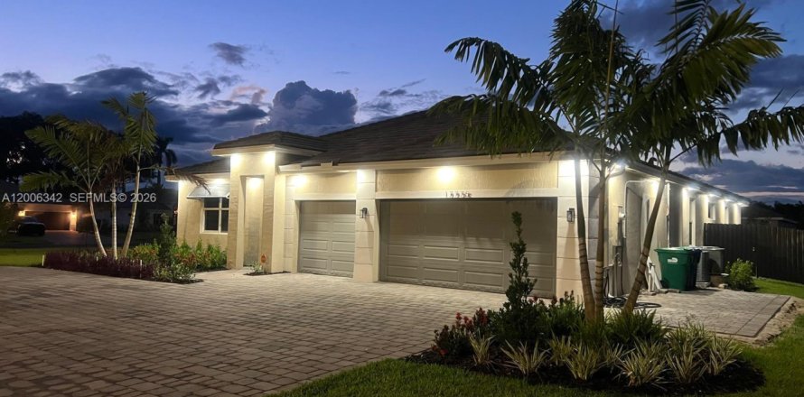 Дом в Хомстед, Флорида 4 спальни, 241.82м2 № 2069447