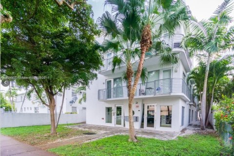 Condominio en alquiler en Miami Beach, Florida, 2 dormitorios, 90.67 m2 № 1932650 - foto 1