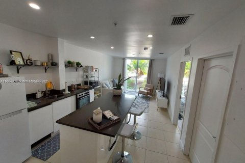 Condominio en alquiler en Miami Beach, Florida, 2 dormitorios, 90.67 m2 № 1932650 - foto 2