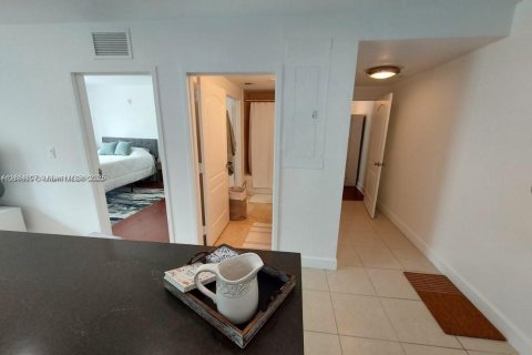 Condominio en alquiler en Miami Beach, Florida, 2 dormitorios, 90.67 m2 № 1932650 - foto 4