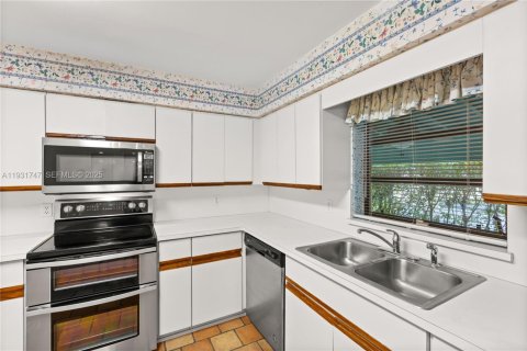 Снять в аренду виллу или дом в Корал-Гейблс, Флорида 4 спальни, 190.82м2, № 1990665 - фото 18