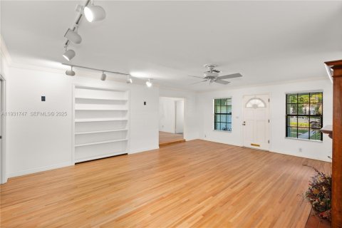 Снять в аренду виллу или дом в Корал-Гейблс, Флорида 4 спальни, 190.82м2, № 1990665 - фото 8