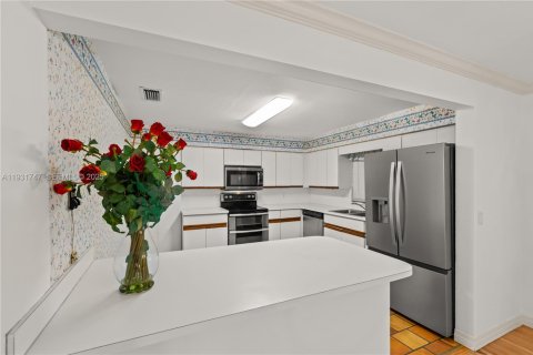 Снять в аренду виллу или дом в Корал-Гейблс, Флорида 4 спальни, 190.82м2, № 1990665 - фото 11