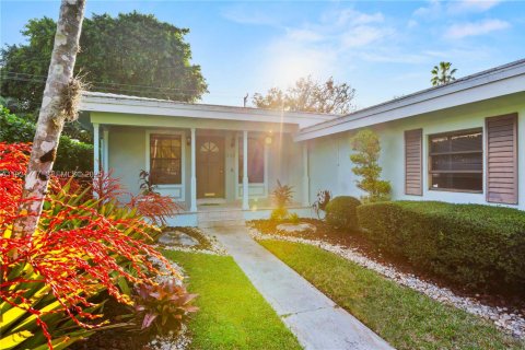 Снять в аренду виллу или дом в Корал-Гейблс, Флорида 4 спальни, 190.82м2, № 1990665 - фото 4