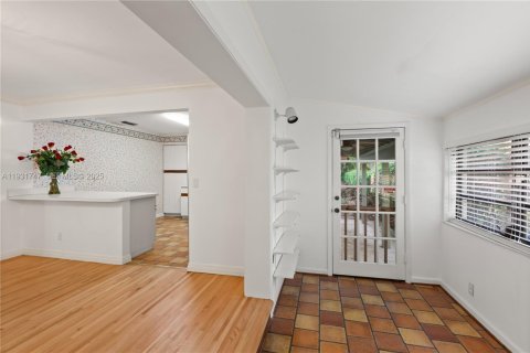 Снять в аренду виллу или дом в Корал-Гейблс, Флорида 4 спальни, 190.82м2, № 1990665 - фото 16