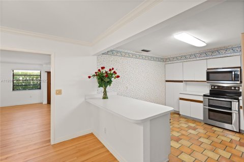 Снять в аренду виллу или дом в Корал-Гейблс, Флорида 4 спальни, 190.82м2, № 1990665 - фото 12