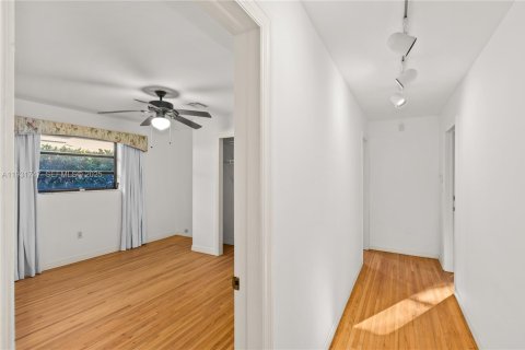 Снять в аренду виллу или дом в Корал-Гейблс, Флорида 4 спальни, 190.82м2, № 1990665 - фото 21