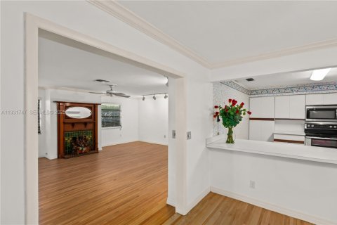 Снять в аренду виллу или дом в Корал-Гейблс, Флорида 4 спальни, 190.82м2, № 1990665 - фото 10