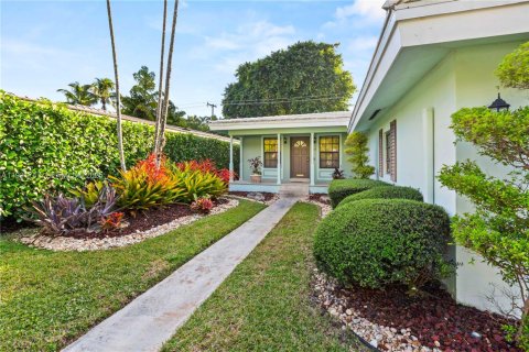 Снять в аренду виллу или дом в Корал-Гейблс, Флорида 4 спальни, 190.82м2, № 1990665 - фото 2