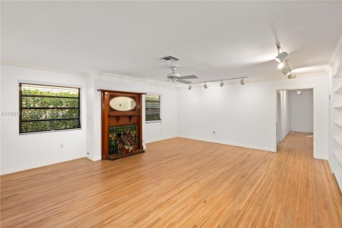 Снять в аренду виллу или дом в Корал-Гейблс, Флорида 4 спальни, 190.82м2, № 1990665 - фото 7