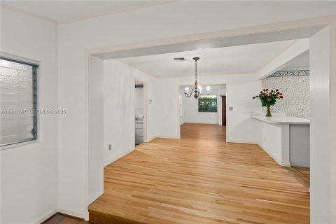 Снять в аренду виллу или дом в Корал-Гейблс, Флорида 4 спальни, 190.82м2, № 1990665 - фото 17