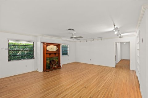 Снять в аренду виллу или дом в Корал-Гейблс, Флорида 4 спальни, 190.82м2, № 1990665 - фото 6