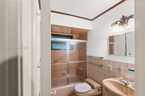 Снять в аренду виллу или дом в Корал-Гейблс, Флорида 4 спальни, 190.82м2, № 1990665 - фото 25