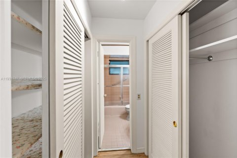 Снять в аренду виллу или дом в Корал-Гейблс, Флорида 4 спальни, 190.82м2, № 1990665 - фото 24