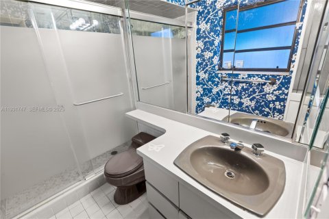 Снять в аренду виллу или дом в Корал-Гейблс, Флорида 4 спальни, 190.82м2, № 1990665 - фото 28