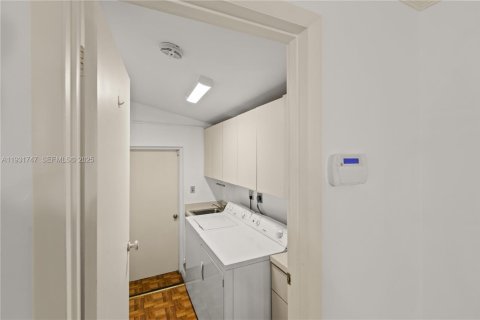 Снять в аренду виллу или дом в Корал-Гейблс, Флорида 4 спальни, 190.82м2, № 1990665 - фото 13